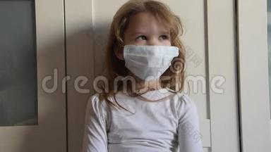 戴着医用口罩的儿童处理来自病毒的消毒喷雾
