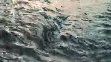 快速移动的水，经过石头。 特写镜头。 绿松石颜色的小溪。
