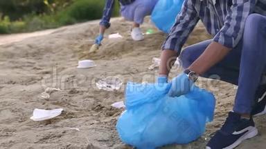 特写帅气的<strong>青年志愿者</strong>与团队一起收集河岸垃圾..