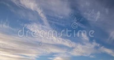 蓝天背景的时间推移与微小的条纹卷云条纹。 天气晴朗，多风天气