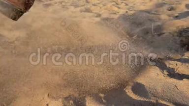 年轻的女足穿着花边的靴子，慢慢地踢着一<strong>堆沙子</strong>，阳光明媚的海滩上，慢动作的特写视频