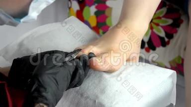 黑色手套的主脚趾甲通过指甲剪去多余的皮肤、脚趾指甲
