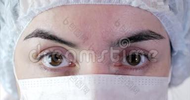 特写女外科医生的肖像，带面罩的医生准备在医院或诊所手术。 医生`眼睛
