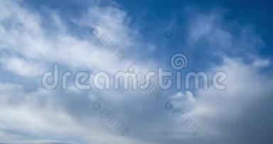 蓝天背景的时间推移与微小的条纹卷云条纹。 天气晴朗，多<strong>风天</strong>气