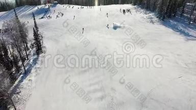 滑<strong>雪坡</strong>。 滑雪者和滑雪者滚下跑道. 一名滑雪者在宽阔的滑<strong>雪坡</strong>上的空中摄影