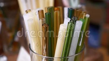 环保商店玻璃瓶中可重复使用的彩色塑料吸管