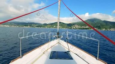 <strong>帆船</strong>的正面，周围是<strong>海边</strong>。 在阳光明媚的一天，在蓝色的海水中航行。