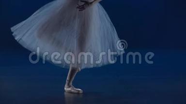 芭蕾舞演员芭蕾舞`穿尖鞋的芭蕾舞腿。 特写慢动作..