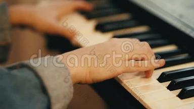 手在钢琴上演奏音乐。钢琴家在合成器上演奏旋律