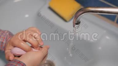 手部护理。 在流水下洗手.. 那孩子用肥皂洗手. 男孩在吃饭前洗了手