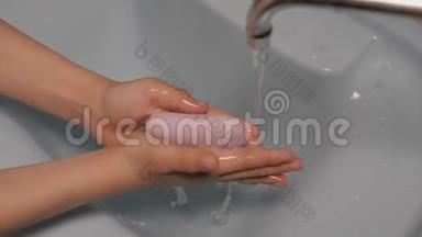 手部护理。 在流水下洗手.. 那孩子用肥皂洗手. 男孩在吃饭前洗了手