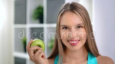 妩媚<strong>素雅</strong>的少女，脸上挂着绿色维他命苹果，对着镜头微笑