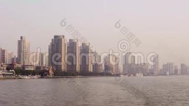 江岸有摩天大楼，上海地标与黄浦江日出或日落中国