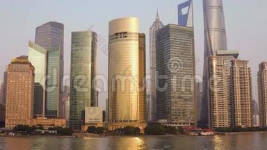 江岸有摩天大楼，<strong>上海地标</strong>与黄浦江日出或日落中国