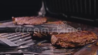 美味多汁的肉排在烤架上烹饪。 <strong>陈年</strong>珍贵烤大理石牛肉。 电烤炉，迷迭香