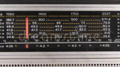 调整旧收音机上电台的频率。 红色箭头以数字的比例移动。