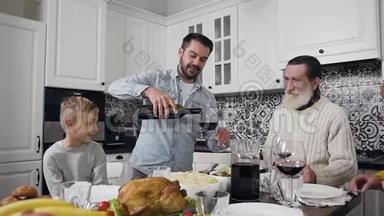 感恩节庆祝活动中，留着胡子的好心人把酒倒入酒杯中，送给长辈们