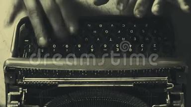 黑白打字在老式打字机上. 在窗边写一封情书，
