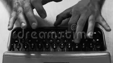 黑白打字在老式打字机上. 在窗边写一封情书，