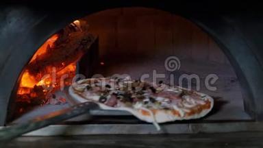 意大利比萨饼是在烤箱里煮的，餐厅厨师在餐厅用木头烤的烤箱里吃比萨饼。