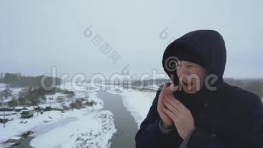 人们在寒冷的天气里结冰，在冬天的降雪中搓手保暖。 流感病毒。 豁免和