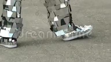 一名男子穿着一套闪闪发光的迪斯科机器人服装，由镜子组成