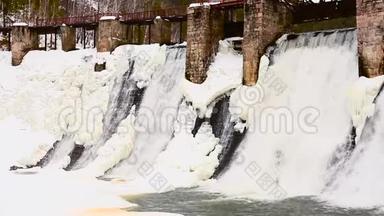 河，坝以冬季景象为背景.. 冬季大坝的湍流水。