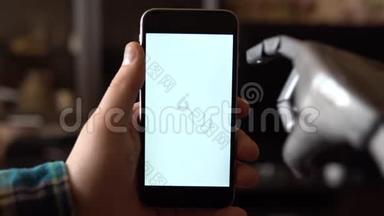 赛博格用电话。 灰色机械手滑动智能手机与白色屏幕。 模板。