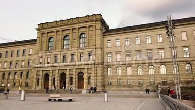瑞士苏黎世大学(E THUniversity)苏黎世市，傍晚时分，人们穿过框架，在市中心的老主楼上空盘旋
