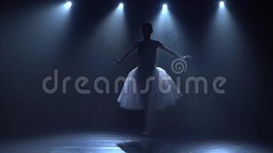 穿白色芭蕾舞裙的苗条芭蕾舞女演员，古典芭蕾的舞蹈元素。 关门