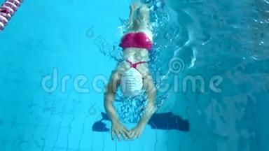 <strong>游泳</strong>结束。 年轻女子<strong>游泳</strong>运动员在<strong>游泳</strong>池练习自由泳的慢动作。 女子完成<strong>游泳</strong>比赛