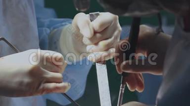 外科手术。 术中关闭手术手拿医疗钳.. 外科手和医疗工具