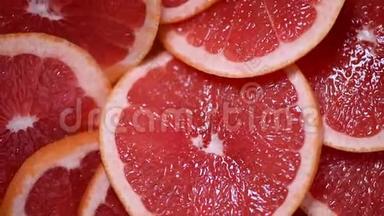 葡萄柚在旋转背景上切成两半。 柑橘类水果。 素和生食概念.. 红葡萄果实质地。 <strong>顶级</strong>