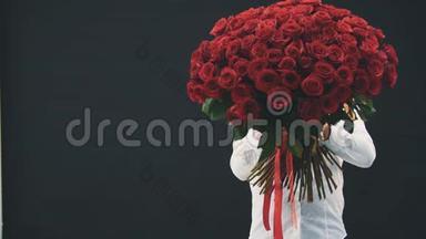 年轻人站着，躲在一束红玫瑰的后面，露出她那张受惊的脸，张大了嘴巴和眼睛