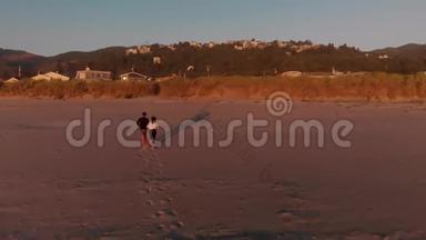 日落时分，<strong>一</strong>对幸福的夫妇在雄伟的俄勒冈州海滩上<strong>一起跑</strong>步。