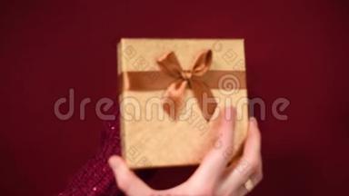 礼品包装。 女人手准备礼物，惊喜和包装礼盒。 上景。 圣诞节和新年的概念。