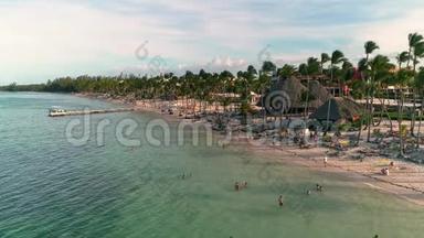 带棕榈树和白沙的加勒比海热带海滩的空中录像。 在巴瓦罗<strong>度假</strong>区<strong>旅游度假</strong>.. 蓬塔·卡纳