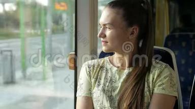 从火车窗口望出去的年轻女子。 女孩想着在火车窗口附近坐着什么