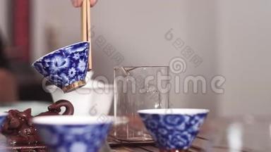 茶几上的仪式茶道.. 水滴。 中国的仪式。 亚洲文化。 有选择的焦点，倒茶