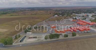 现代工厂的俯视图，环绕着一个橙色的新现代工厂。 现代工厂的工业外部