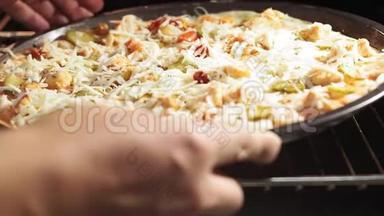 用电对流炉煮意大利披萨。 把披萨放在热锅里的烤盘上。 披萨上面有