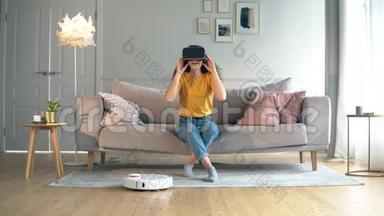 智能家居概念。 机器人胡佛正在和一个戴着VR眼镜的女人一起打扫公寓