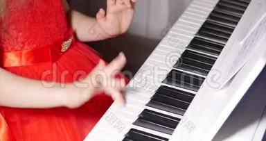 圣诞假期，小女孩或儿童专业钢琴家在美丽的白色钢琴上演奏古典音乐