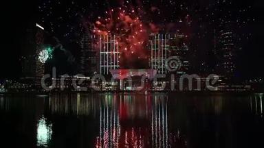 作为第48届阿联酋国庆节庆祝活动的一部分，烟花照亮了天空