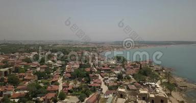 土耳其城市侧的全景空中镜头，海岸上的城市，4k
