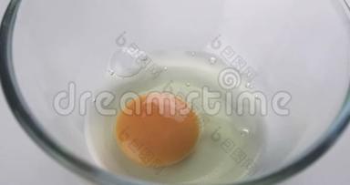 用电动搅拌器在玻璃碗中敲打鸡蛋