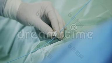 在心脏导管插入过程中用外科医生的手关闭