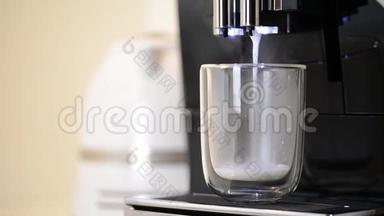 特写用现代咖啡机<strong>制作</strong>拿铁咖啡的全过程，倒入清澈的玻璃杯中.. 咖啡机正在<strong>制作</strong>