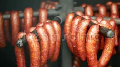 香肠、红烟熏制山毛榉木猪、屠宰传统的捷克家庭挂肉、香肠肉、熏肉