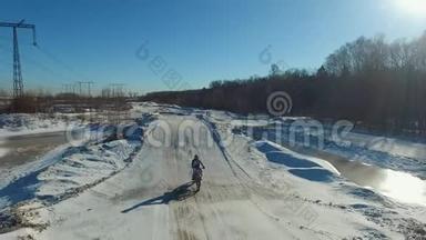 摩托车手在冬季跑道上表演特技表演